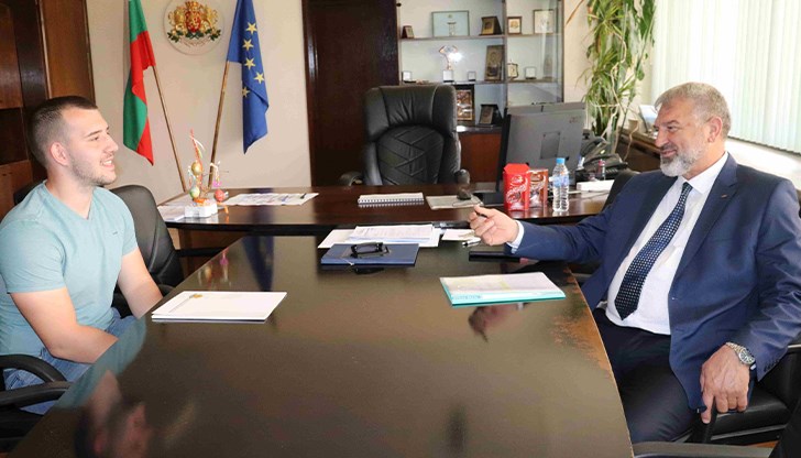 Областният управител връчи на Виктор Добрев сертификат за проведеното обучение