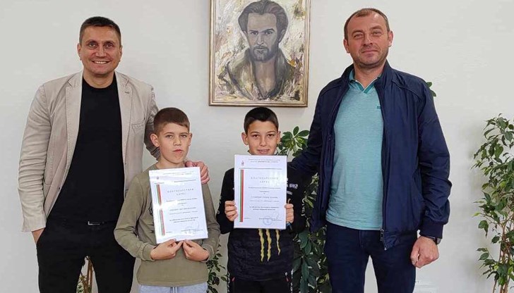 Пресиян и Станимир получиха отличия за доблестна постъпка Пресиян и Станимир получиха отличия за доблестна постъпка