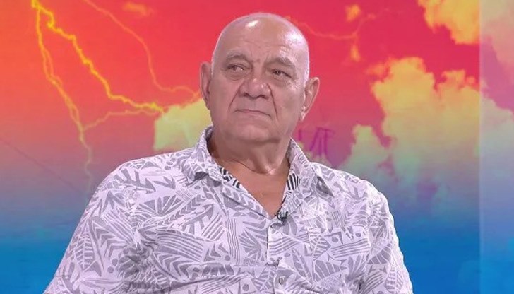 Желателно е човек да се укрие в подлез, вход на кооперация, но в никакъв случай под дърво, коментира експертът