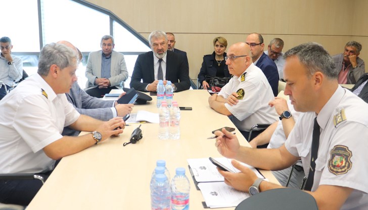 Началникът на отдел „Аварийно-спасителна дейност – река Дунав“ по време на учение за ликвидиране на нефтен разлив Началникът на отдел „Аварийно-спасителна дейност – река Дунав“ по време на учение за ликвидиране на нефтен разлив