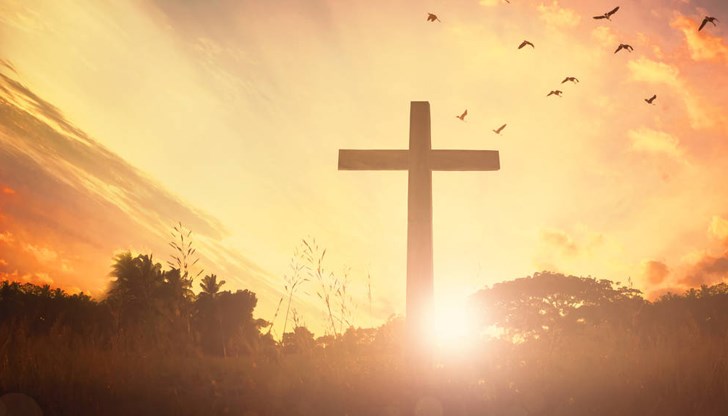 Камбаните ще забият траурно след опелото Христово