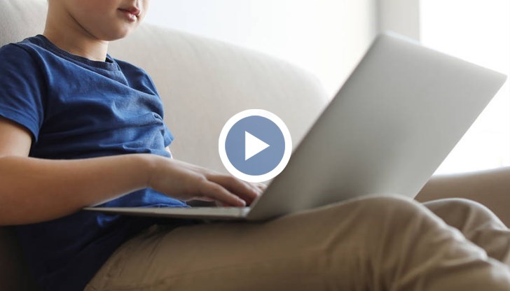 Момчето е създало фалшив профил на момиче, а полицаят пише веднага