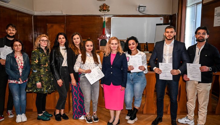 В продължение на 6 месеца стажантите ще се запознават с работата и организацията в съдебната система