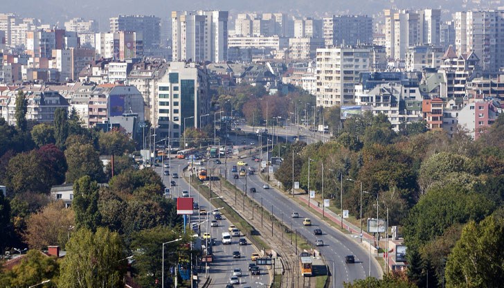 Девет сигнала за наводнени приземни етажи и паднали дървета са посетили пожарникарите