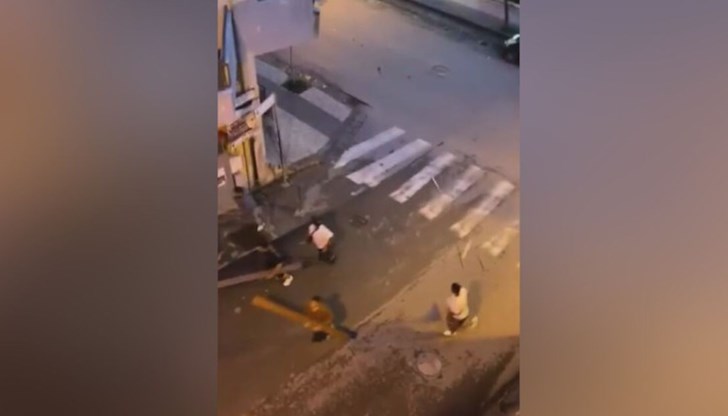 От кадри в социалните медии става ясно, че българските граждани са се били с камъни, тояги и дървени дъски