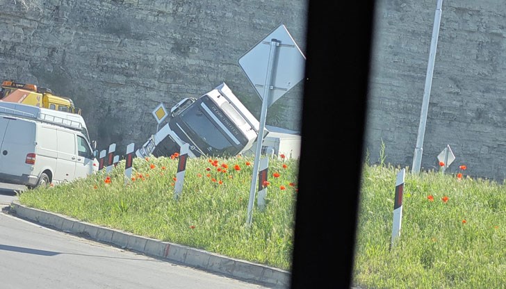 В момента се чака да започне претоварване на ремаркето