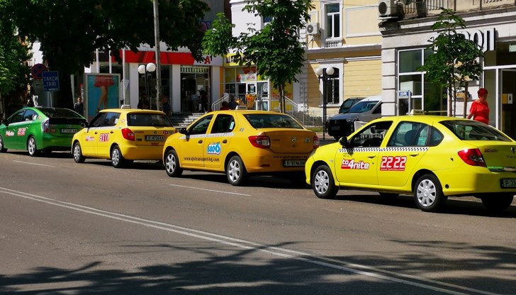 Таксиметровият шофьор е задържан, върнал откраднатите вещи Таксиметровият шофьор е задържан, върнал откраднатите вещи