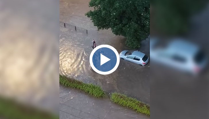 Имаше коли, които бяха потопени и хората бяха на покривите им, сподели полицай