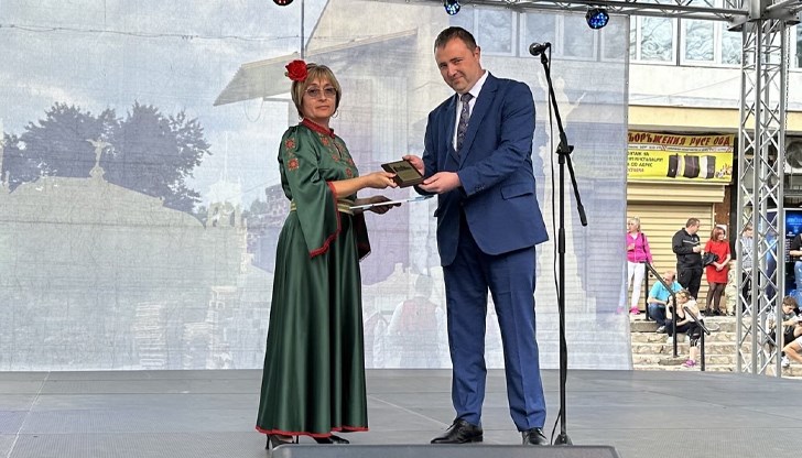 Зам.-кметът Никола Лазаров връчи почетен плакет