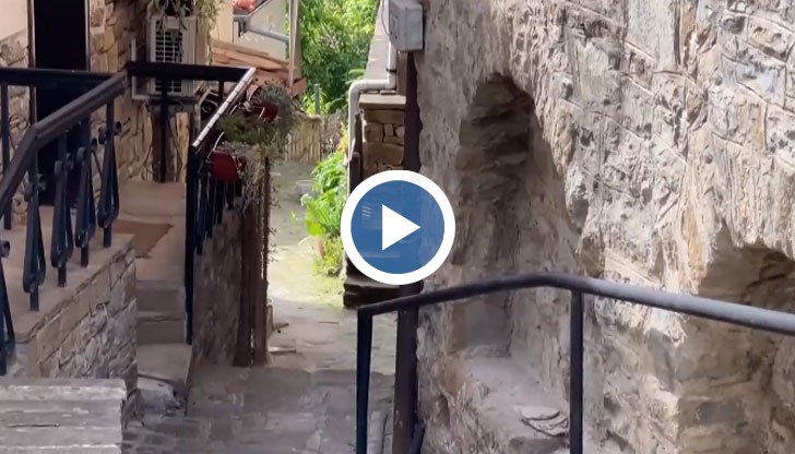 В най-тясната част на улицата могат да се разминат едва двама души