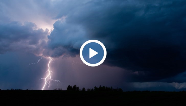 Стихиите изпочупиха прозорци на високи сгради, повалиха дървета и оставиха без електричество близо 900 000 домакинства