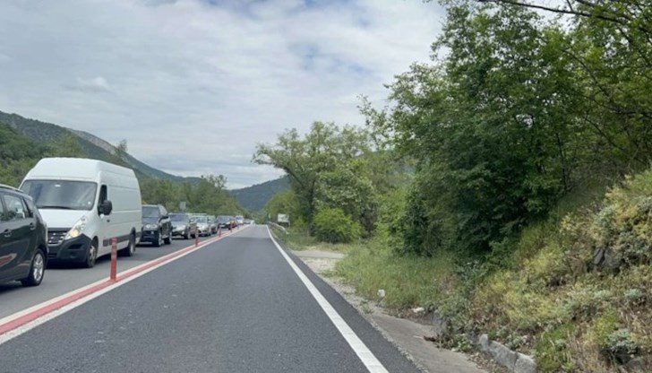 Стотици автомобили се насочиха към Сандански и Гърция за празниците Стотици автомобили се насочиха към Сандански и Гърция за празниците