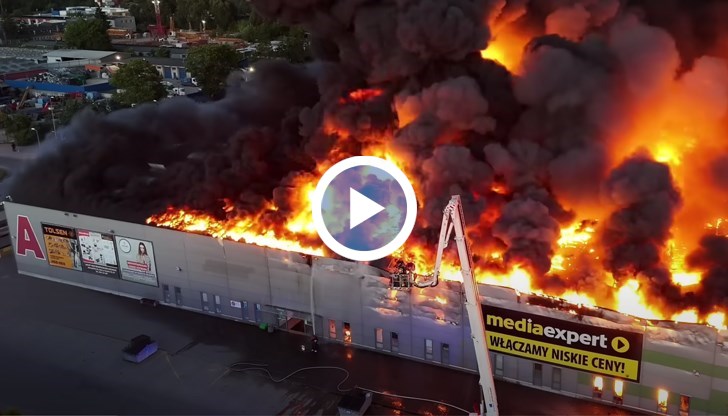 Над 80% от МОЛ-а с 1400 магазина е обхваната от пламъците