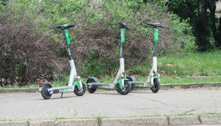 Забранено е карането по тротоари Забранено е карането по тротоари