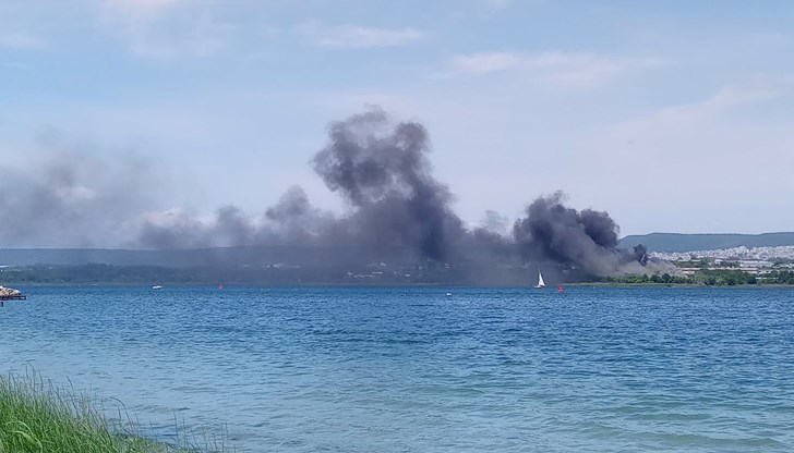 Огнеборци гасят пожар в Западната промишлена зона на Варна
