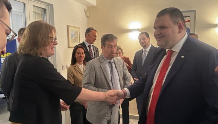 Посланиците на страните членки (с две доблестни изключения) стиснаха ръката на българския политик Посланиците на страните членки (с две доблестни изключения) стиснаха ръката на българския политик