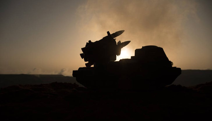 Пратката с оръжия се състои от 1800 бомби с тегло 907 кг и 1700 бомби с тегло 226 кг Пратката с оръжия се състои от 1800 бомби с тегло 907 кг и 1700 бомби с тегло 226 кг