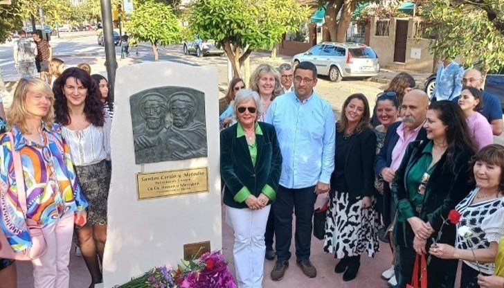 Бронзовият барелеф се намира в Малага, където e и първото българско училище „Родина“