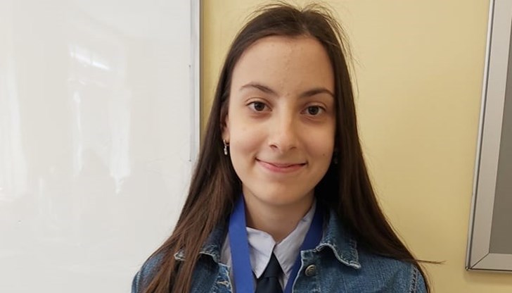 Елена Йорданова от МГ "Баба Тонка" дебютира в националния отбор по астрофизика