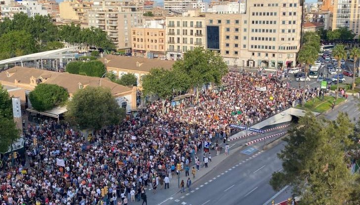Мнозина носеха плакати с надписи "Нека кажем "Стига!" и "Майорка не е за продан"
