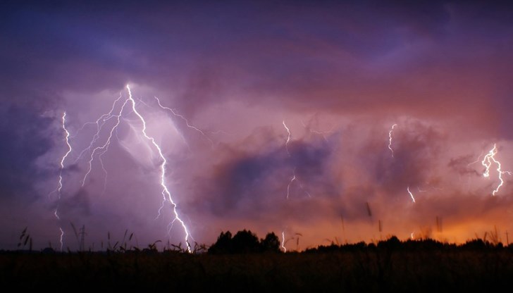 Предупреждението е за обилни валежи и гръмотевици
