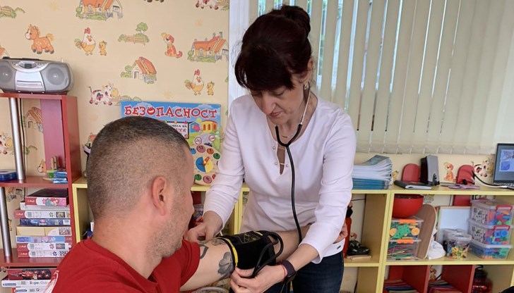 Децата успяха да видят как изглеждат част от инструментите, с които работи медицинската сестра