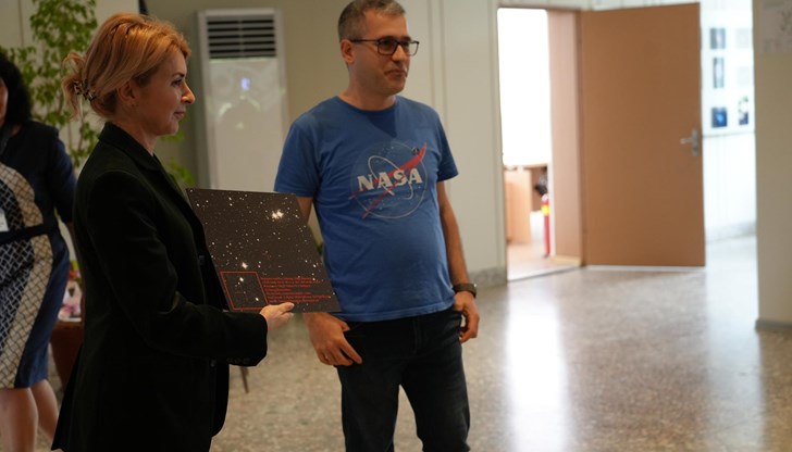 Кметът на Габрово Таня Христова получиха специален подарък - фотография на планета Габрово Кметът на Габрово Таня Христова получиха специален подарък - фотография на планета Габрово