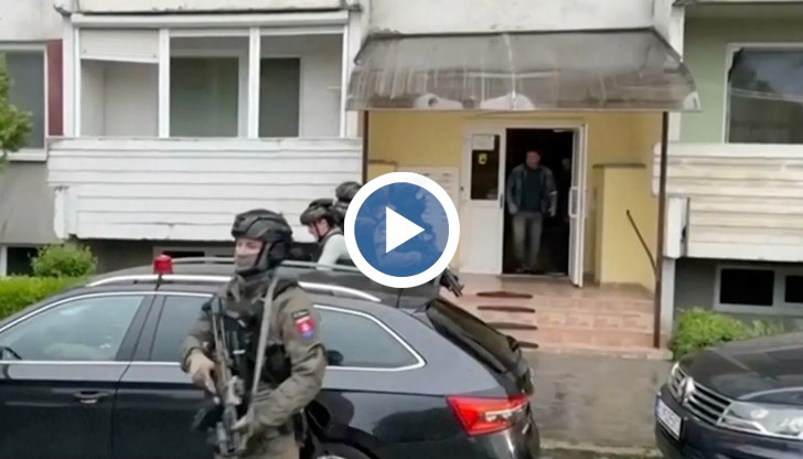 Стрелецът е ескортиран с каска и бронирана жилетка