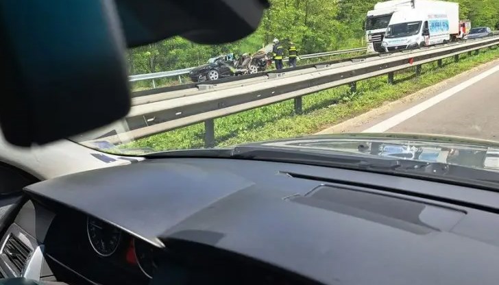 По първоначална информация са катастрофирали са два тира и лек автомобил По първоначална информация са катастрофирали са два тира и лек автомобил