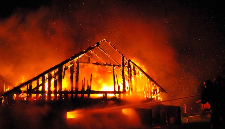 Унищожени са около 140 квадрата покривна конструкция и домашно имущество