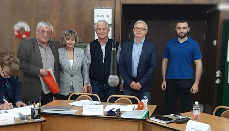 Листата включва 12 представители на част от формациите, участващи в коалицията