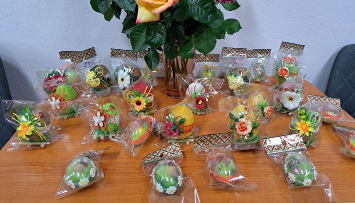 За поредна година работещите в съда изкупиха всички Великденски декорации, изработени с много любов и търпение от потребители на Сдружение „Център Динамика“ За поредна година работещите в съда изкупиха всички Великденски декорации, изработени с много любов и търпение от потребители на Сдружение „Център Динамика“