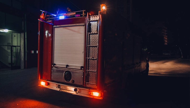 Огнеборците са използвали разтегателна стълба, за да достигнат до прозорец на апартамента Огнеборците са използвали разтегателна стълба, за да достигнат до прозорец на апартамента