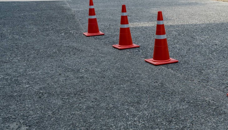 Причината е строеж на повдигната пешеходна пътека край магазин "Билла"