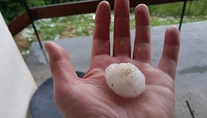 Интензивните валежи ще продължат и утре, обявен е жълт код за Западна и Централна България