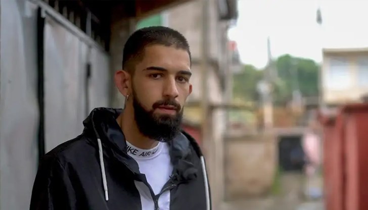 В Германия има работа. Има жилища. Училищата са по-добри. Всичко е по-добро, казва 20-годишният младеж от Пловдив