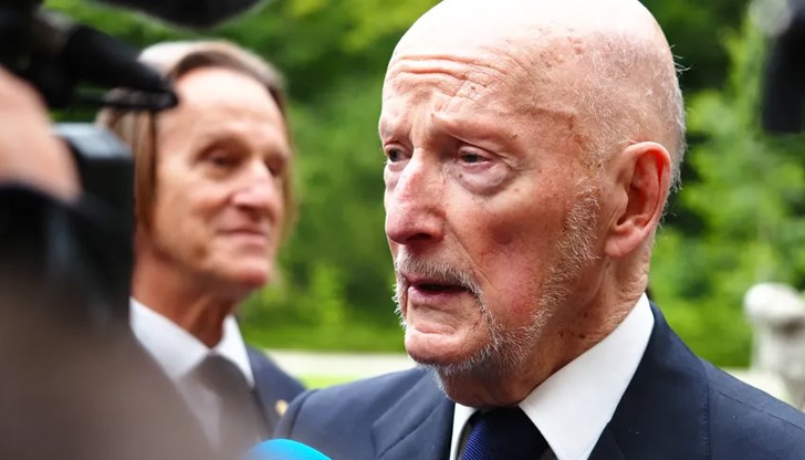 Тленните останки на цар Фердинанд бяха пренесени от град Кобург с военен самолет и погребани в двореца "Врана" Тленните останки на цар Фердинанд бяха пренесени от град Кобург с военен самолет и погребани в двореца "Врана"