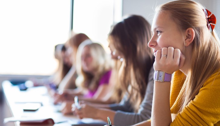 Зрелостниците избираха между "Приказка за стълбата" и есе за мълчанието