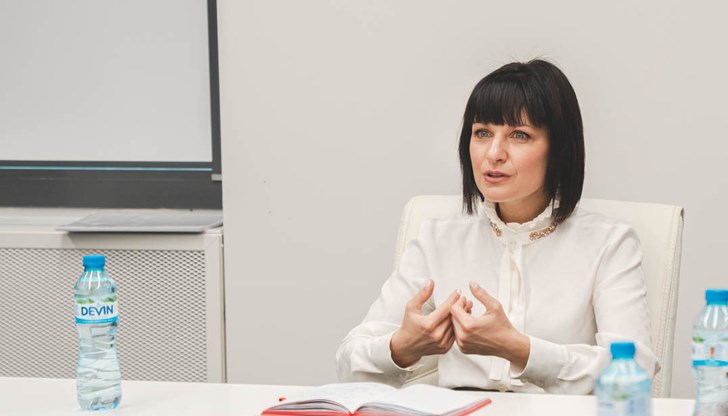 Писателката посочи още, че трябва да търсим Бог не само, когато сме в беда, но и когато сме в радост