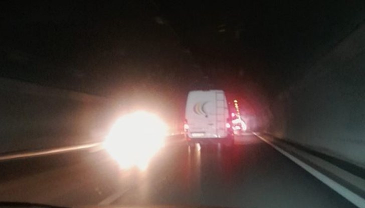 В двупосочния тунел "Топли дол" на автомагистрала "Хемус" няма никакво осветление В двупосочния тунел "Топли дол" на автомагистрала "Хемус" няма никакво осветление