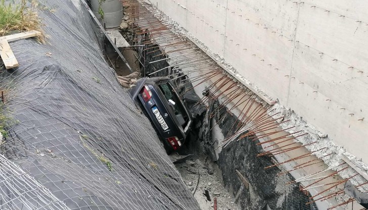 Колата е паднала в дълбок строителен изкоп