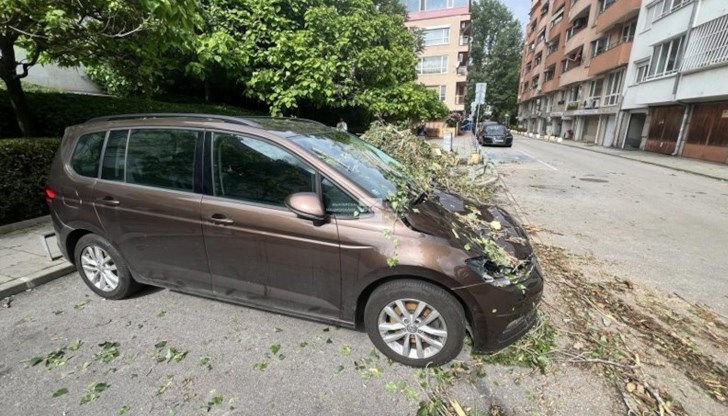 Предницата на автомобила е понесла щети