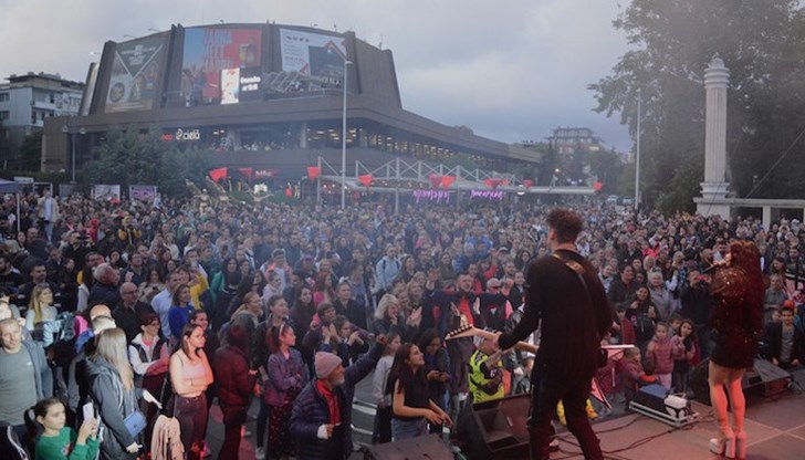 Спектакълът беше подсилен с лазерно шоу, визуализации и специални ефекти