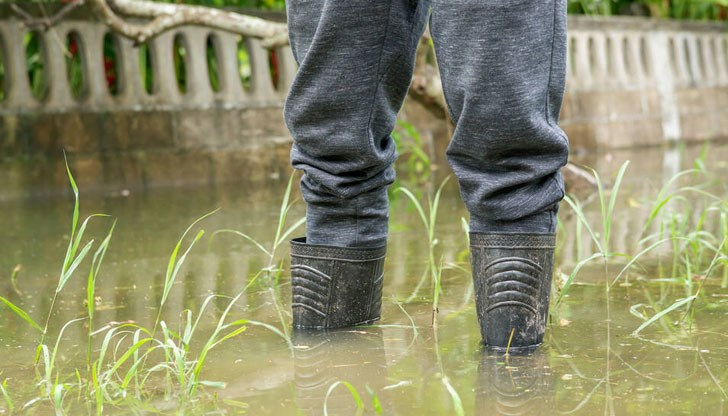 Порои и наводнения връхлетяха жителите в района