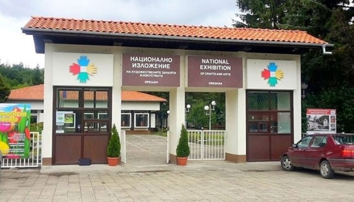 Изложбата е подредена в галерия „Портата" Изложбата е подредена в галерия „Портата"