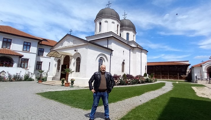Проф. Николай Овчаров в манастира Комана, където вероятно е бил погребан Дракула