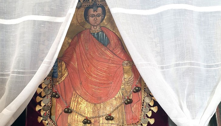 Отец Йордан обяви една от иконите на храм "Св. Пантелеймон" в село Бродилово за миротечаща