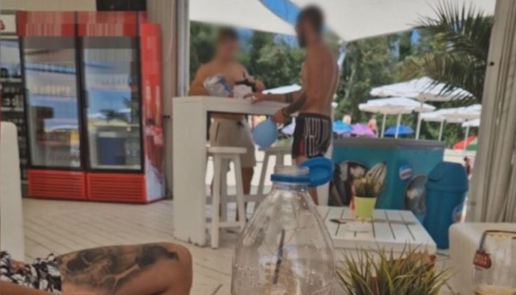 Така се наричат момичетата, които пълнят и продават балоните с райски газ Така се наричат момичетата, които пълнят и продават балоните с райски газ