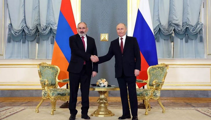 Нашите двустранни отношения се развиват успешно, обърна се руският президент към арменския премиер