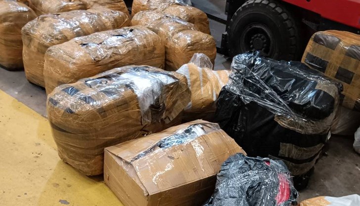 Фалшивите стоки са чанти, панталони, блузи, парфюми и други артикули Фалшивите стоки са чанти, панталони, блузи, парфюми и други артикули